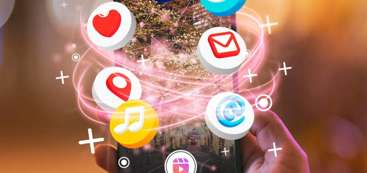 Dłoń dziecka trzymająca telefon komórkowy z którego w magiczny sposób wyskakują ikonki mediów społecznościowych