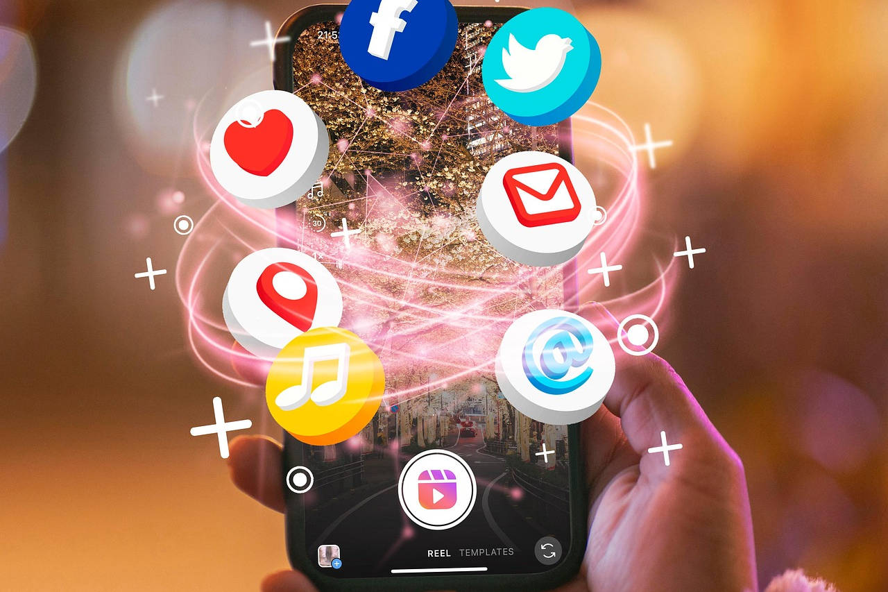 Dłoń dziecka trzymająca telefon komórkowy z którego w magiczny sposób wyskakują ikonki mediów społecznościowych