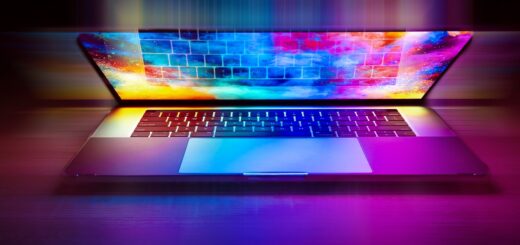 Zamykany laptop na którego ekranie widać jeszcze wielobarwne wyświetlenia