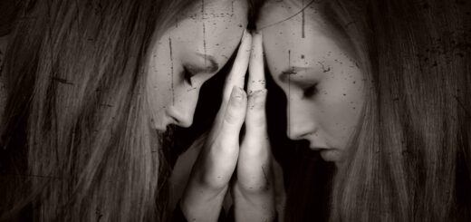 Kobieta przytulona do lustra cierpiąca na cyfrową samotność, kolory szarości