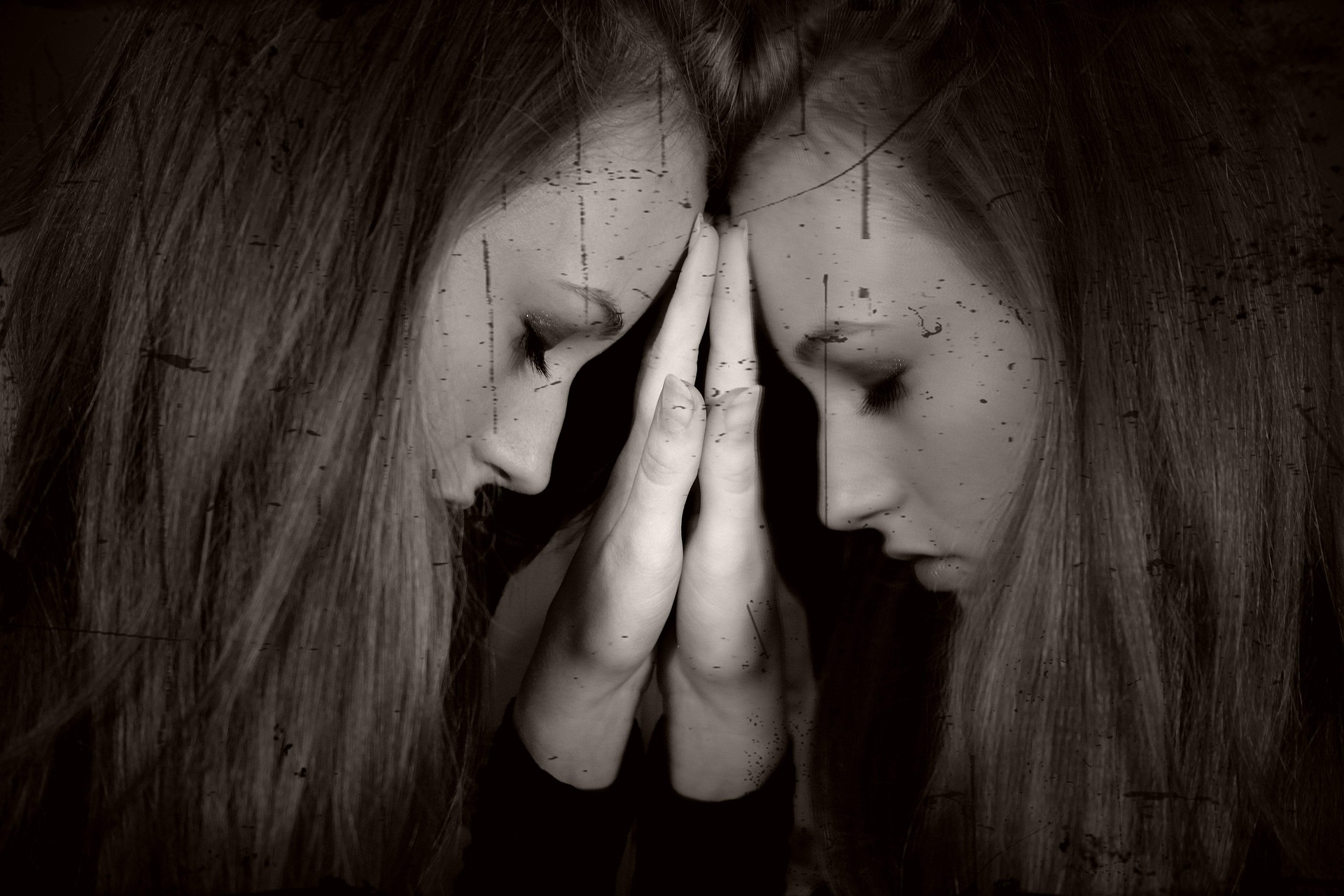 Kobieta przytulona do lustra cierpiąca na cyfrową samotność, kolory szarości