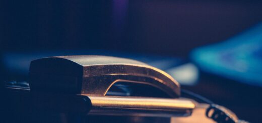 Telefon stacjonarny na biurku w cieniu w nocy