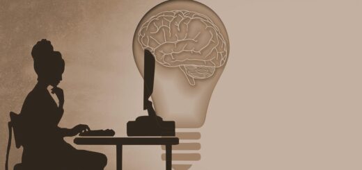 Kobieta siedząca przy komputerze a przed nią symbol żarówki z wpisanym w nią mózgiem