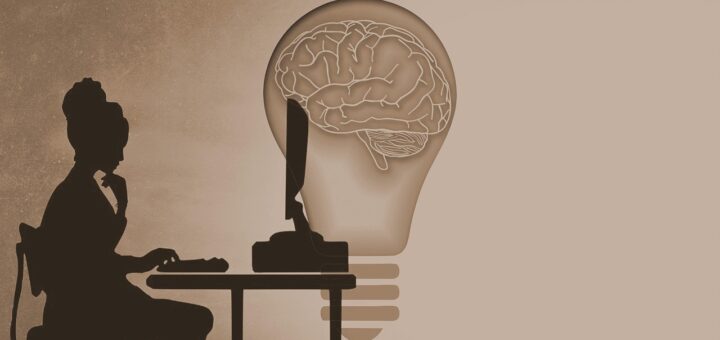 Kobieta siedząca przy komputerze a przed nią symbol żarówki z wpisanym w nią mózgiem